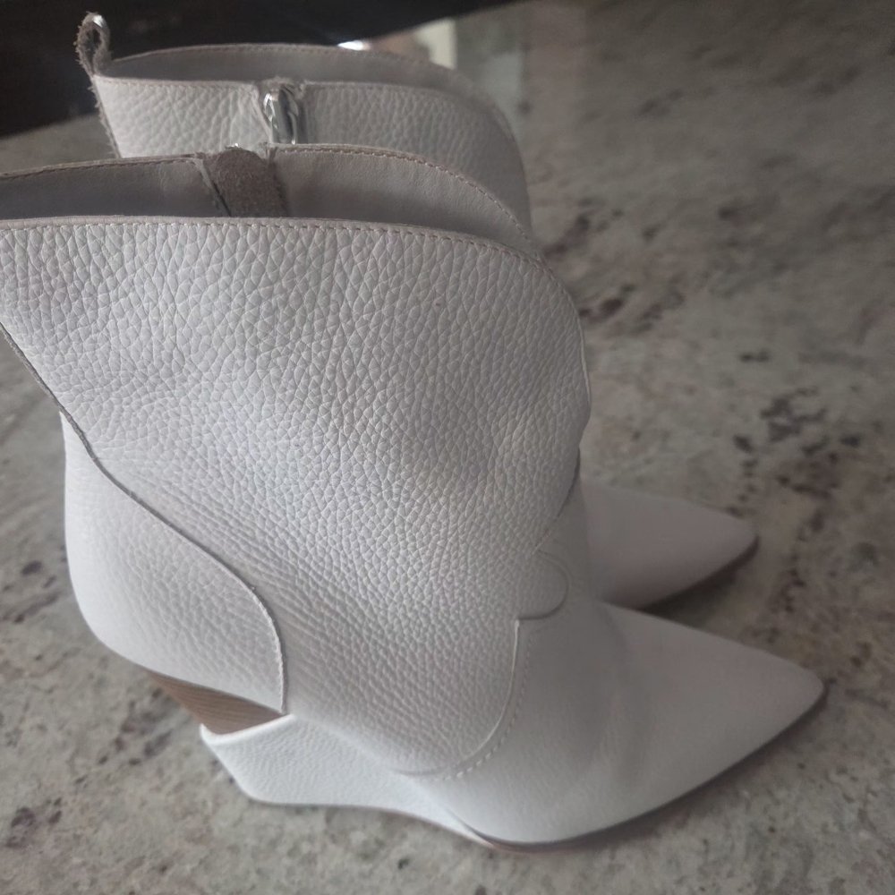 Jessica Simpson Women's White Hirie Wedge Ankle Boots - Picture 7 of 8